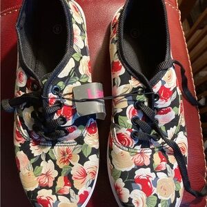 New size 8 women’s canvas sneakers